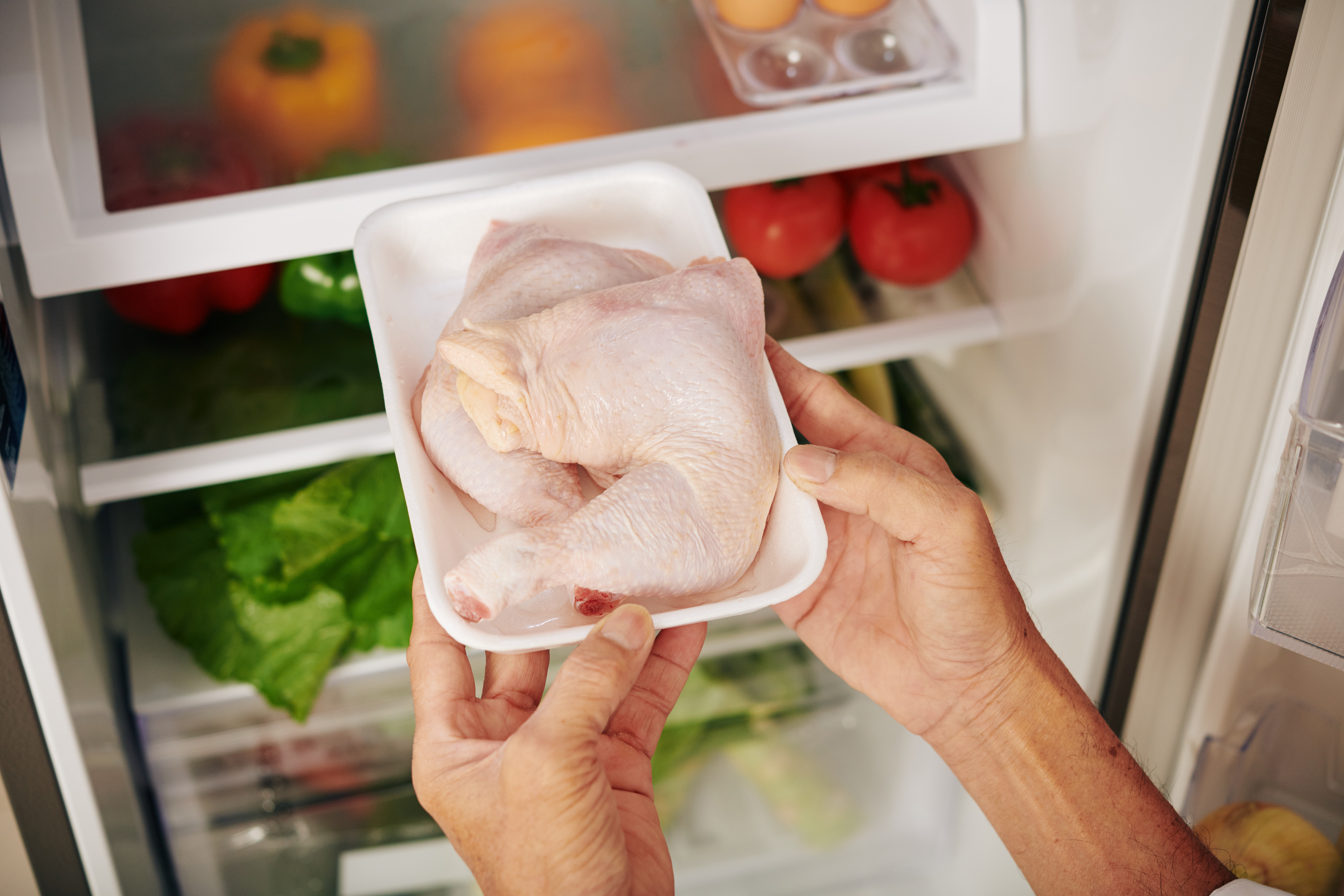 Pollo Refrigerado envuelto en la nevera